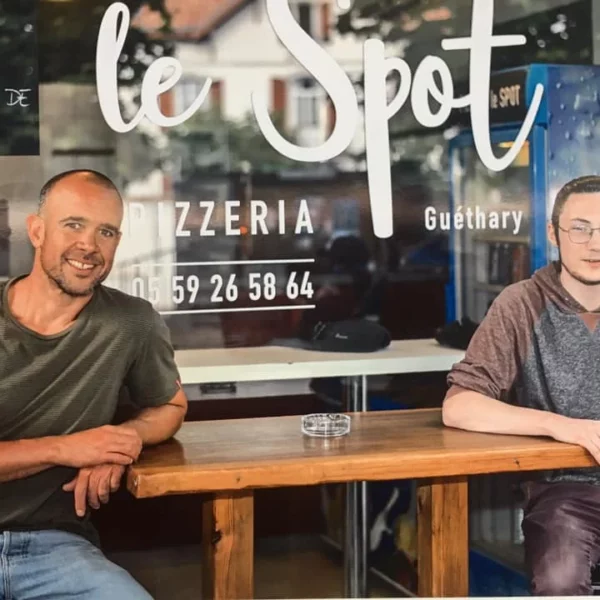 L'équipe de la pizzeria Le Spot à Guéthary avec Romain Bonnet