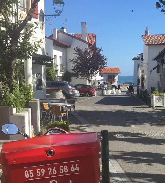 Au cœur de Guétary se trouve la pizzéria Le Spot